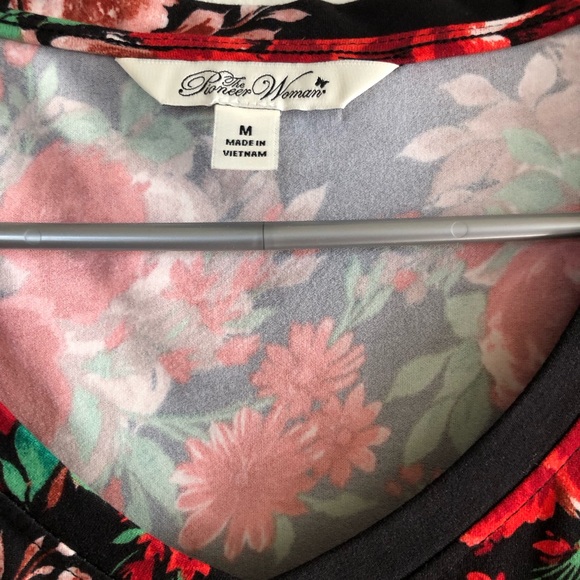 THE PIONEER WOMAN Top Size Medium Semi Loose 3/4 Sleeves Floral New - Picture 3 of 9
